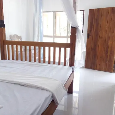 T & U Homestay Katunayaka Exterior photo